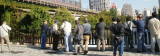 源森橋から東京スカイツリーを撮影する人たち